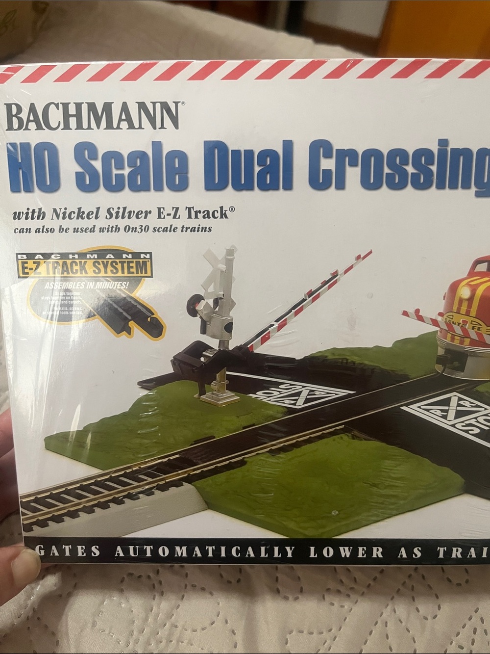 Bachmann HO Scale Dual Crossing - Black, Green, White